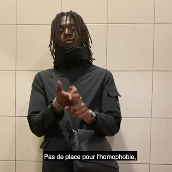 Après son snap qualifié d’homophobe en février 2020, Koba LaD retourne sa veste et publie aujourd’hui une vidéo contre l’homophobie. La plainte de Mousse contre Koba LaD lui a permis de réfléchir un peu ! En février dernier, Koba LaD avait fait parler de lui après avoir tenu des propos interprétés comme homophobes. Il avait en effet partagé sur Snapchat un article d’un père ayant tué son fils parce qu’il était gay. Koba LaD avait alors été déprogrammé de nombreux festivals comme Garorock, Dour, We Love Green, le Main Square Festival. Mousse et Stop Homophobie avaient également porté plainte pour incitation à la haine homophobe. Aujourd'hui, le rappeur s'explique sur ses propos maladroits : « C’est comme la capture, je voulais la partager pour montrer que c’est une dinguerie de tuer son fils parce qu’il était gay. Mais en vrai, j’ai rien à voir avec l’homophobie, je ne suis pas du tout homophobe. » A la question « Que dirais-tu à une personne qui vient d’insulter une autre parce qu’elle est homo ? », Koba LaD répond « Pas de place pour l’homophobie, ni dans mes fans, ni dans la musique, et partout dans le monde. » Mousse espère que le message de Koba LaD contre l'homophobie aura de répercutions positives sur ses fans, et plus largement dans le rap et la musique.