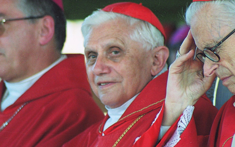 Propos homophobes de la Bible et de Ratzinger : Mousse et Stop Homophobie portent plainte
